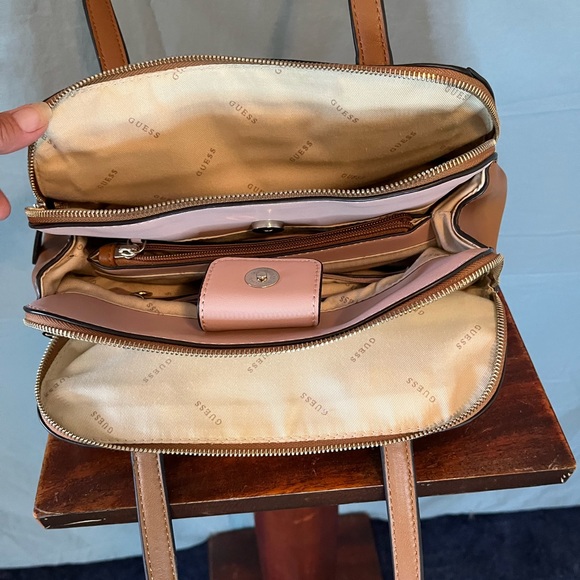 Womens Guess Satchel Purse. Lots of compartments. NWOT - Picture 4 of 7